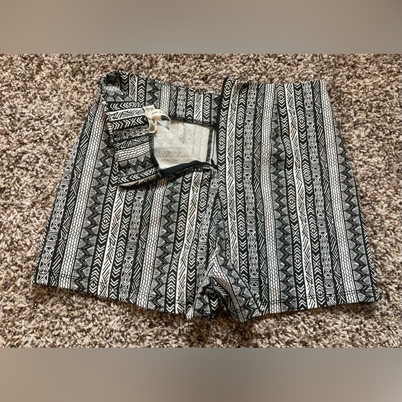 Kirra by PacSun Striped Aztec High Rise Shorts - Picture 3 of 4